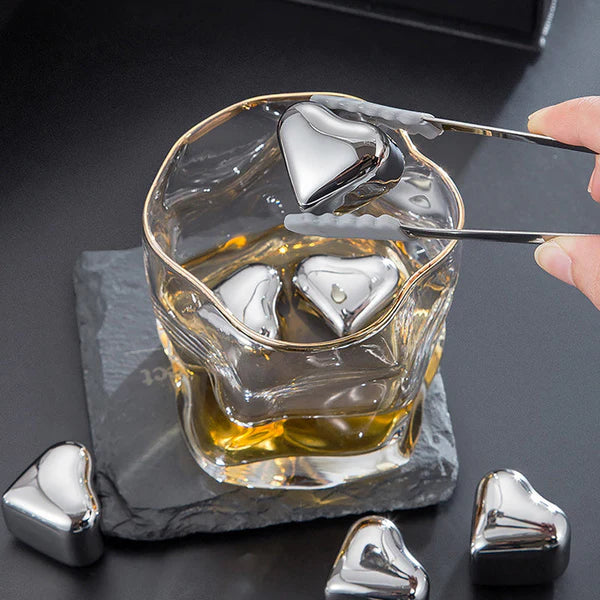Set of reusable stainless steel heart-shaped ice cubes Main image